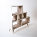 Bibliothèque beige rosé à cases étagées et pieds inclinés