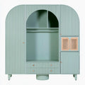 Armoire vert sauge à sommet arrondi, niche centrale et porte tressée