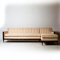 Canapé d'angle beige à assise nervurée et cadre marron